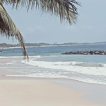 Rock Paradise Beach Hotel & Restaurent แทนกาลเล ภายนอก รูปภาพ