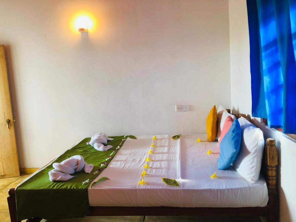 Rock Paradise Beach Hotel & Restaurent แทนกาลเล ภายนอก รูปภาพ