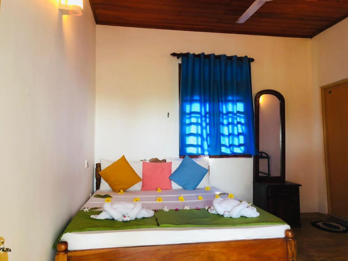 Rock Paradise Beach Hotel & Restaurent แทนกาลเล ภายนอก รูปภาพ