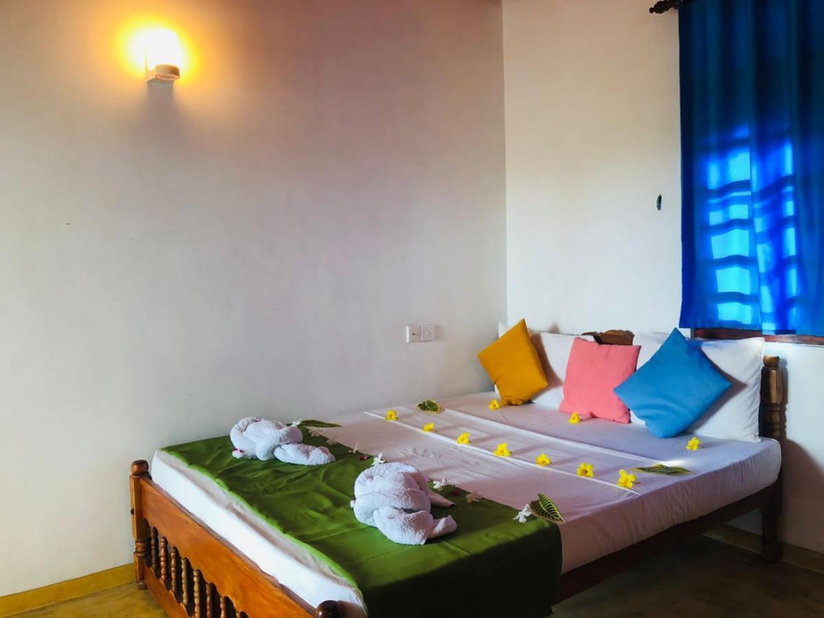 Rock Paradise Beach Hotel & Restaurent แทนกาลเล ภายนอก รูปภาพ